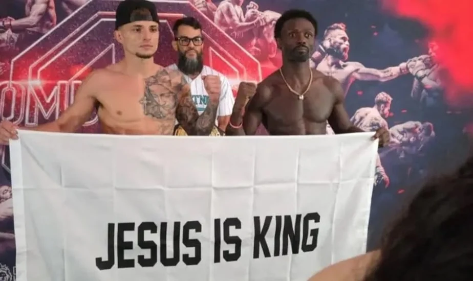 Antes de competir, luchadores de MMA exhiben pancarta que dice: Jesús es Rey | Radio Tiempo la radio cristiana online de Venezuela